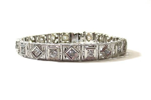 Les bracelets en diamants avec des pierres précieuses de couleur : une touche de couleur pour votre poignet